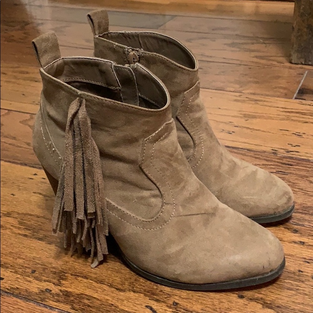 Brown Ankle boots with fringe!
